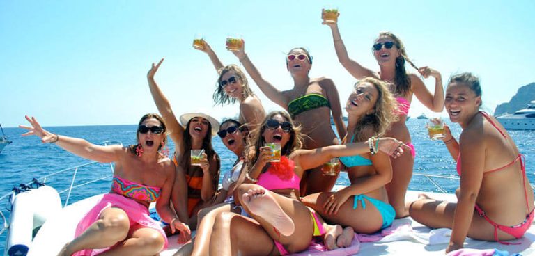 Fiesta en barco de mediodía en Valencia con paella, bebida y música DJ