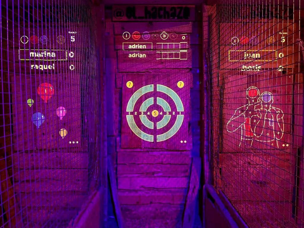 Juego de lanzar hachas en Valencia