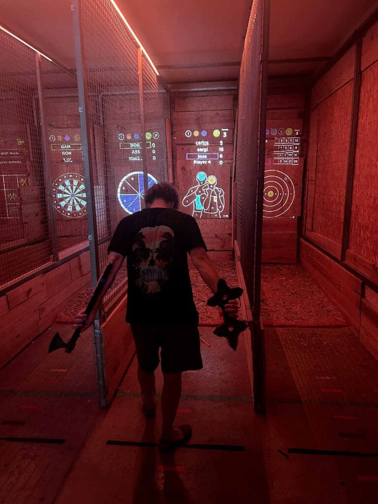 Juego de lanzar hachas en Valencia