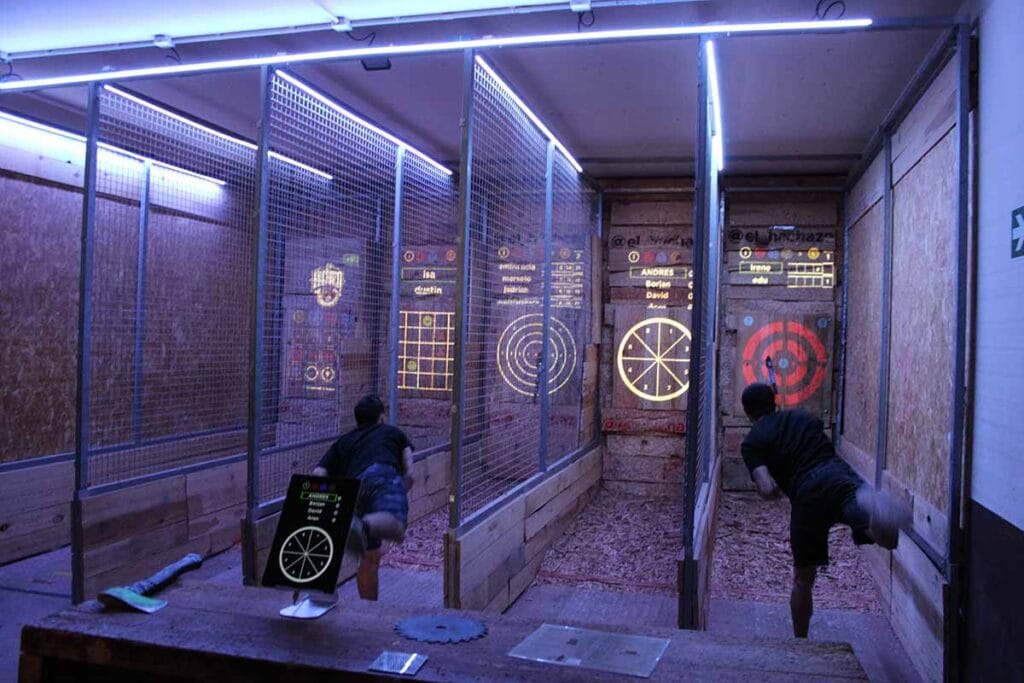Juego de lanzar hachas en Valencia