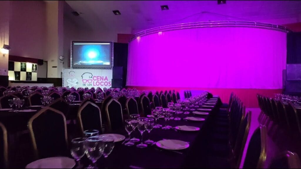 Salón preparado para cena con espectáculo en restaurante para despedidas en Valencia