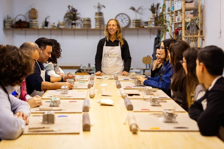 Grupo en taller de cerámica guiado, uno de los talleres para despedidas en Valencia