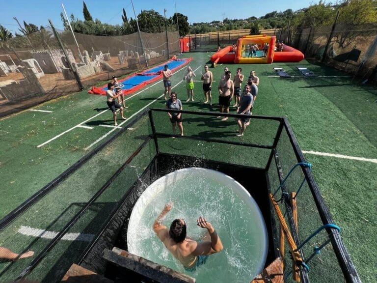 Concursante cayendo al agua al acertar la diana en la prueba Hombre al Agua de Humor Amarillo Valencia