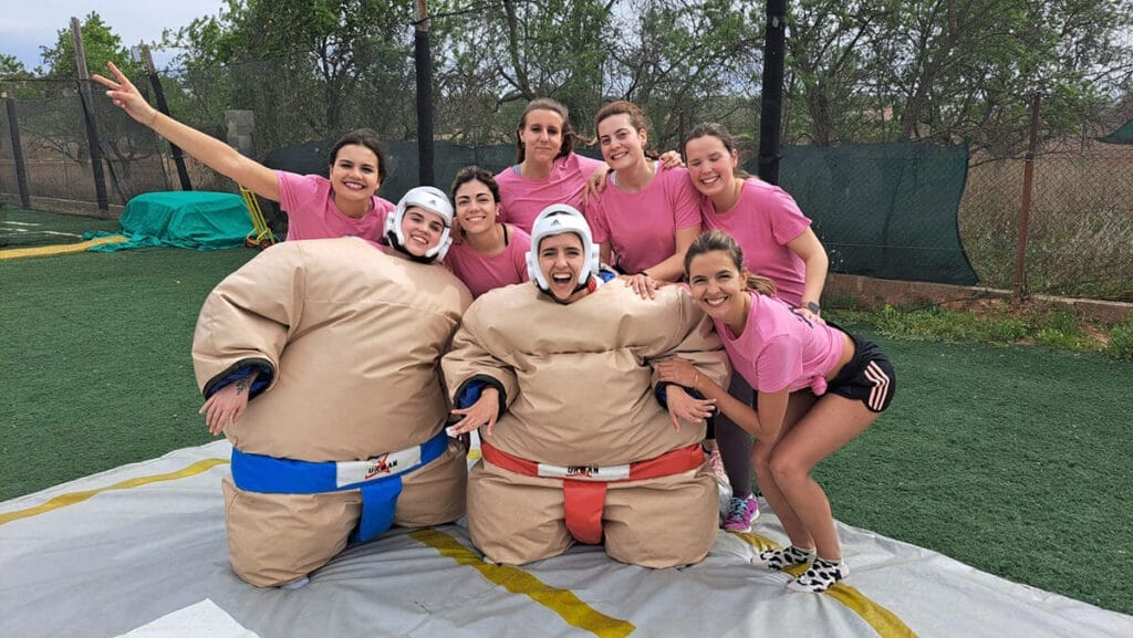 Dos rivales con trajes inflables de sumo chocan en el ring durante los juegos de aventura de Humor Amarillo en Valencia