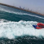 Grupo de 8 personas disfrutando de una banana boat frente a la playa de la Malvarrosa, Valencia