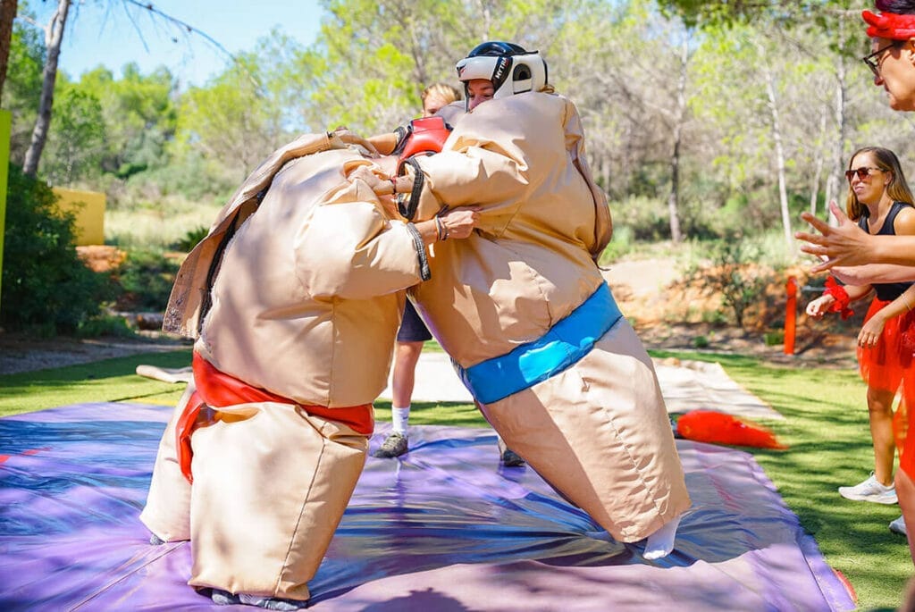 Prueba de sumo hinchable en multiaventura para despedidas en Valencia