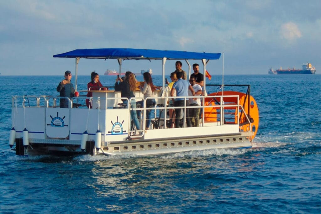 Barco a pedales con grupo celebrando despedida de soltero en Valencia con bebidas y música