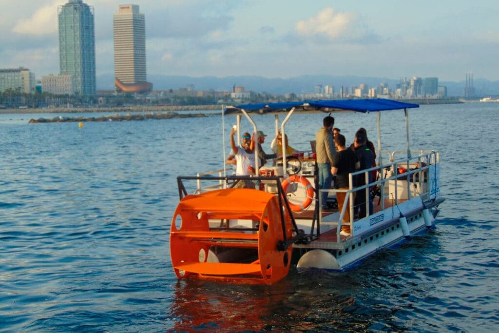 Beer Boat Valencia, barco a pedales con cerveza y música sobre el mar