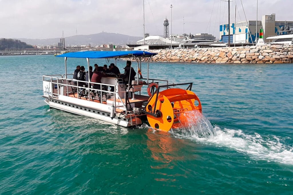 Grupo de amigos disfrutando en Beer Boat Valencia con cerveza y música sobre el mar