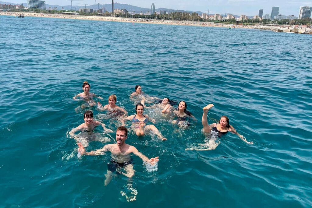 Beer Boat Valencia, barco a pedales con cerveza y música sobre el mar