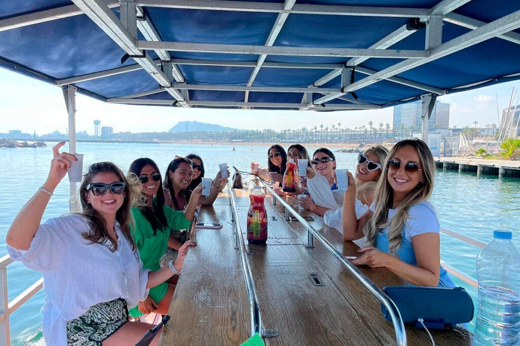 Despedida de soltera en Beer Boat Valencia, barco a pedales