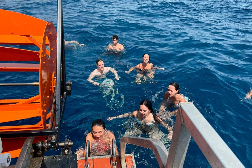 Beer Boat Valencia, barco a pedales con cerveza y música sobre el mar