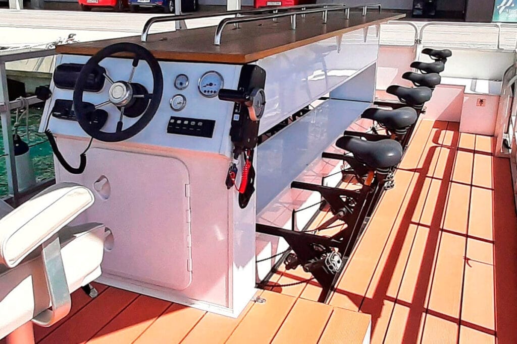 Beer Boat Valencia, barco a pedales con cerveza y música sobre el mar