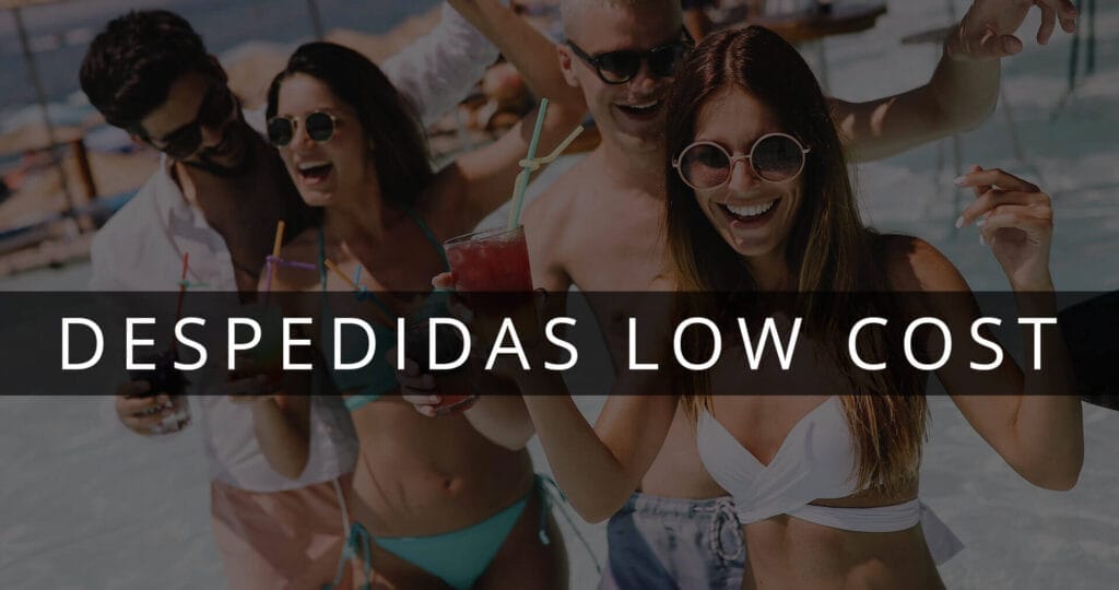 Amigos brindando en un boat party durante una despedida barata y low cost en Valencia