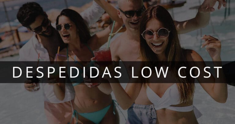 Amigos brindando en un boat party durante una despedida barata y low cost en Valencia