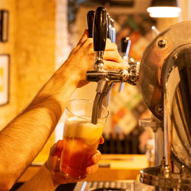 Tirador de cerveza artesanal para cata de cerveza en Valencia