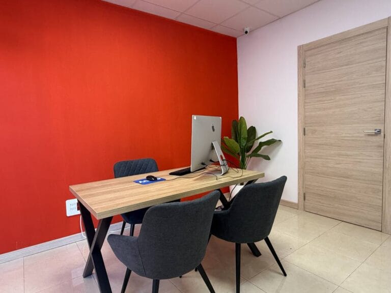 Oficina física de Grupo As de Picas en Valencia con equipo de atención al cliente para organización de eventos. y despedidas