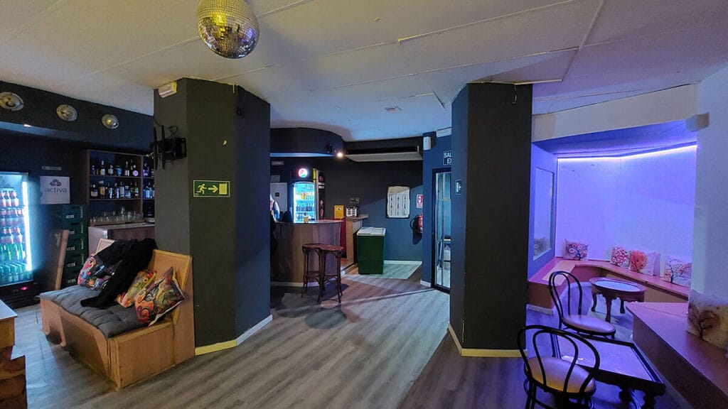 Interior de karaoke para despedidas con barra, reservados y zona de grupos en Valencia