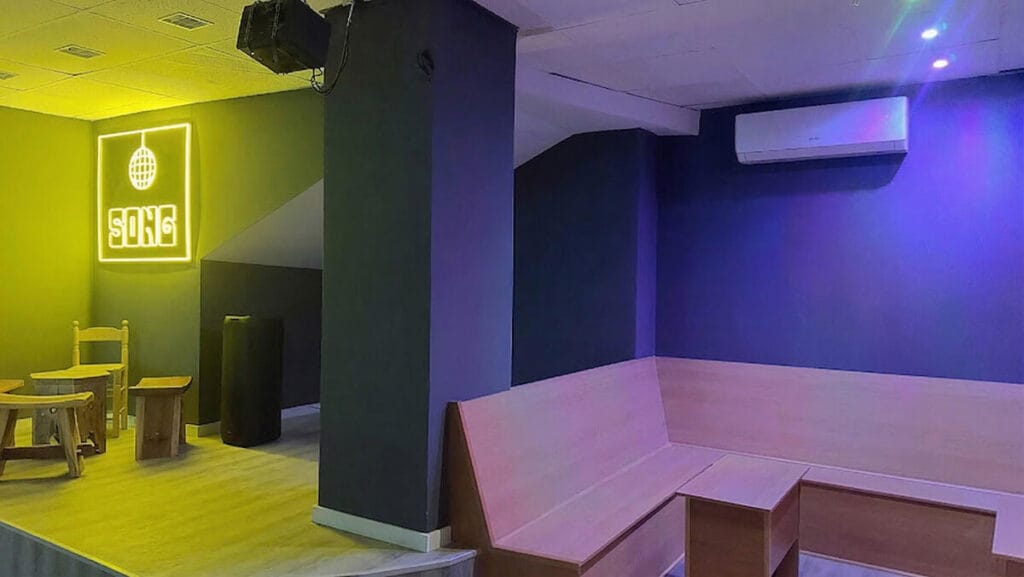 Zona de karaoke para despedidas y grupos con escenario y asientos en Valencia