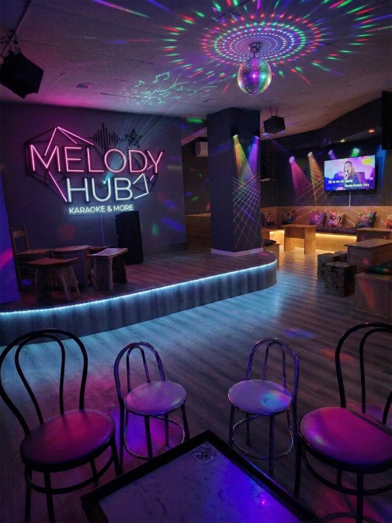 Sala de karaoke para despedidas con escenario y luces de fiesta en Valencia