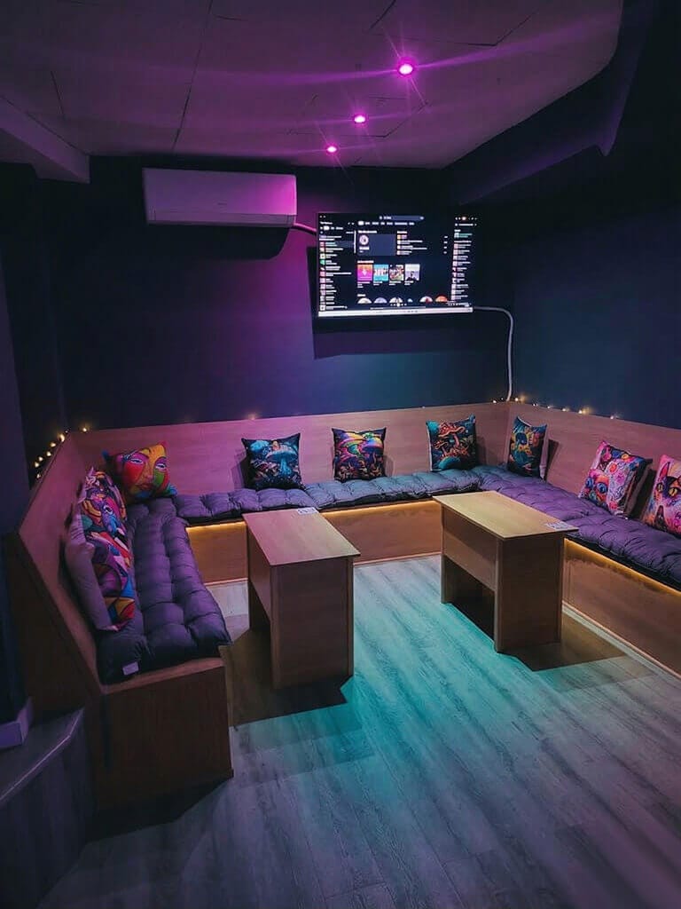 Sala privada de karaoke para despedidas y grupos en Valencia