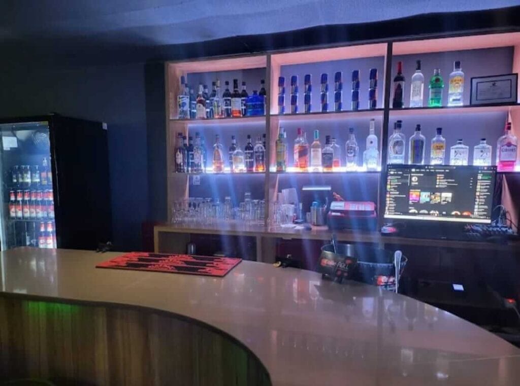 Barra de una sala de karaoke para despedidas en Valencia