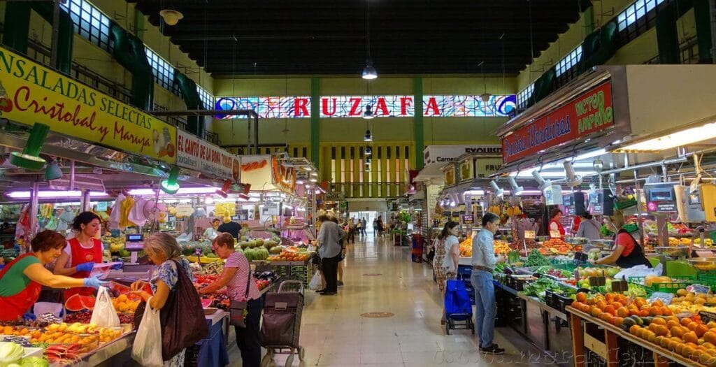 Vista interior del mercado de Ruzafa en Valencia durante la visita incluida en el taller de paella valenciana