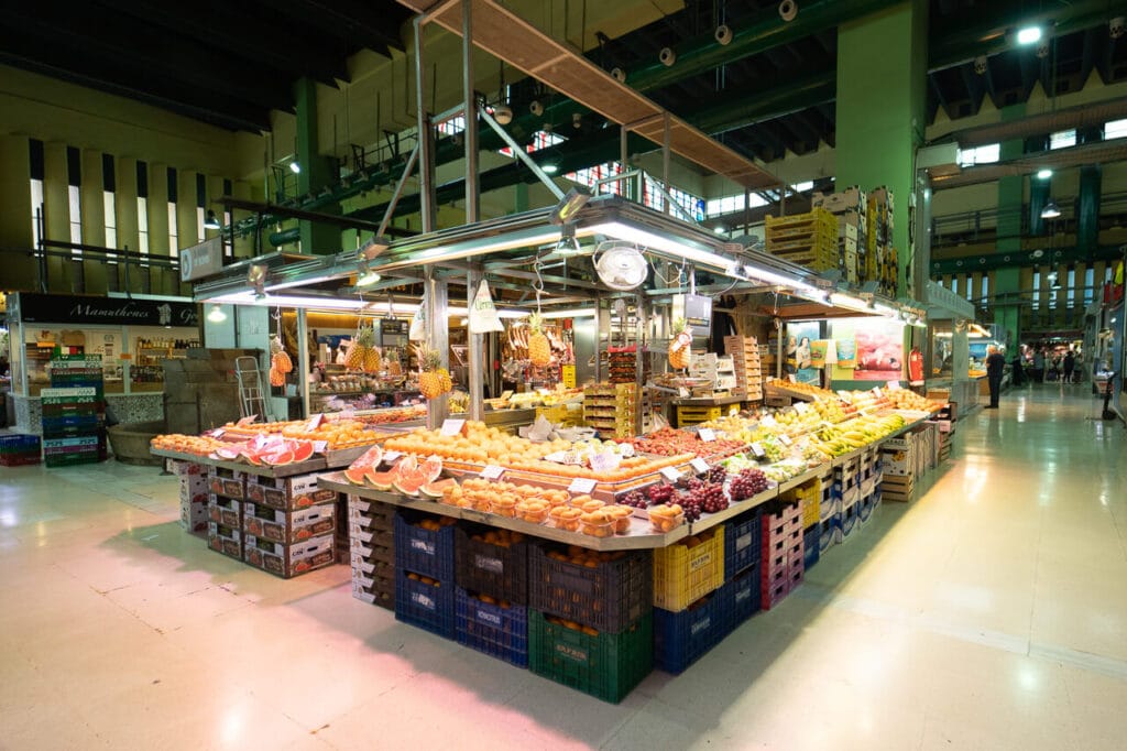 Vista general del mercado de Ruzafa en Valencia durante la visita incluida en el taller de paella valenciana