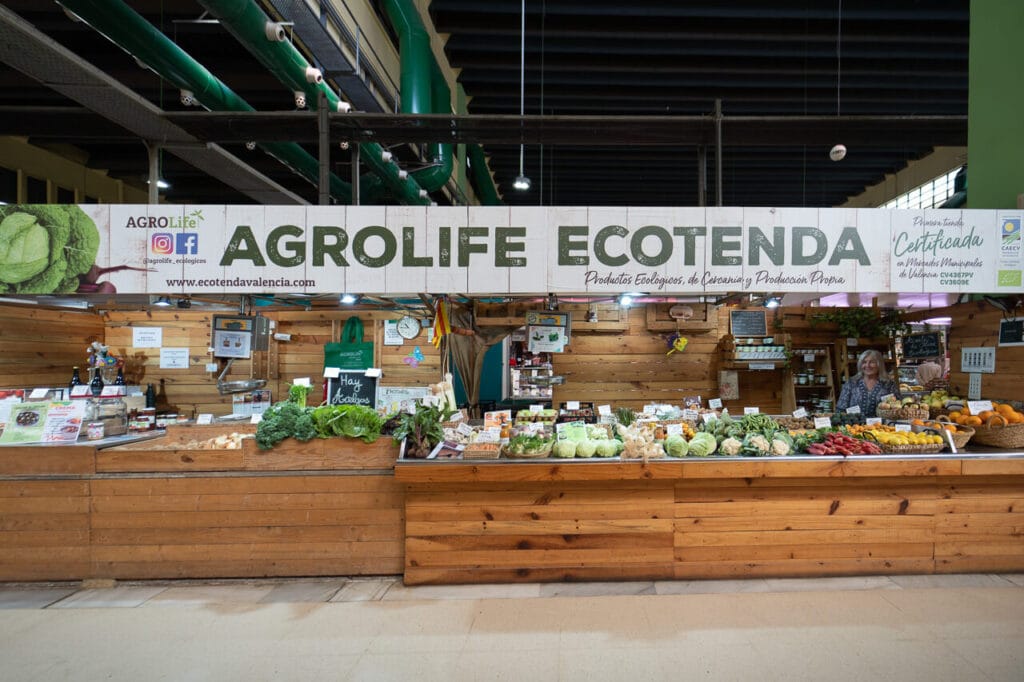 Puesto de frutas y verduras ecológicas en el mercado de Ruzafa durante la visita del taller de paella en Valencia