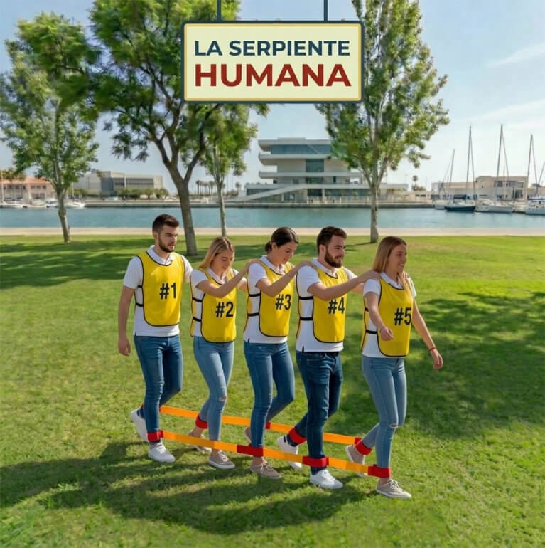 Participantes haciendo la serpiente humana en una gincana de humor amarillo en Valencia