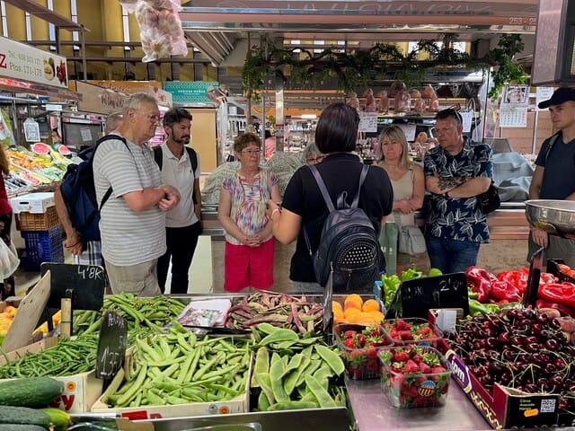 Grupo visitando el mercado de Ruzafa antes de un taller de paella valenciana en Valencia