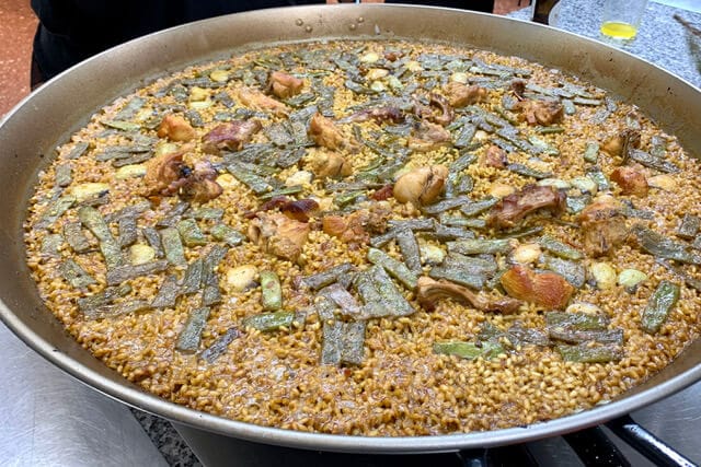 Paella valenciana tradicional recién cocinada durante un taller de cocina en Valencia