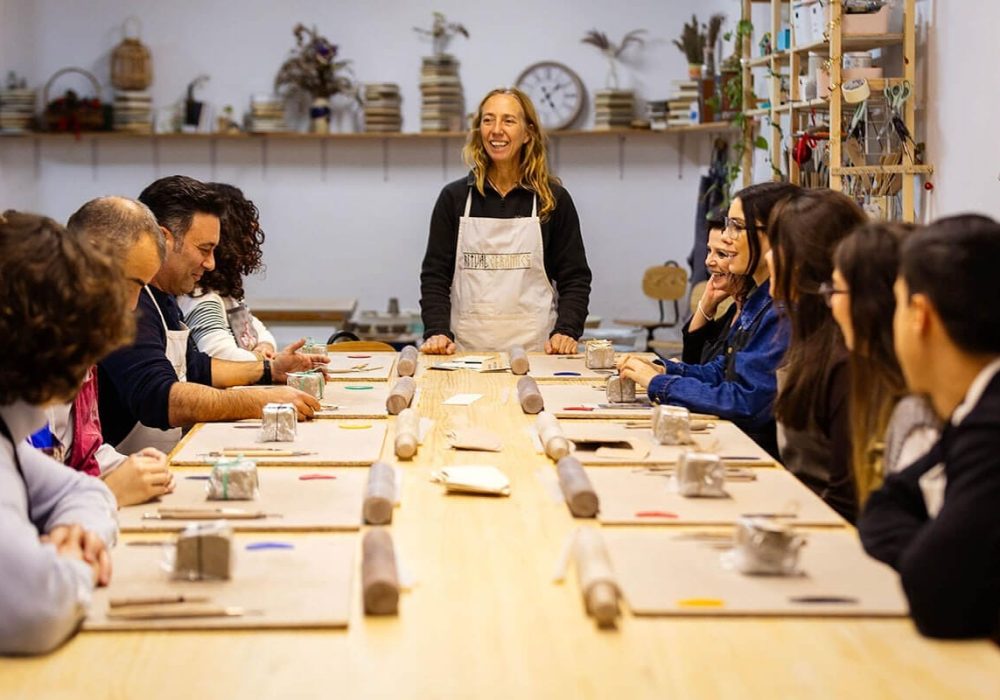 Grupo en taller de cerámica guiado, uno de los talleres para despedidas en Valencia